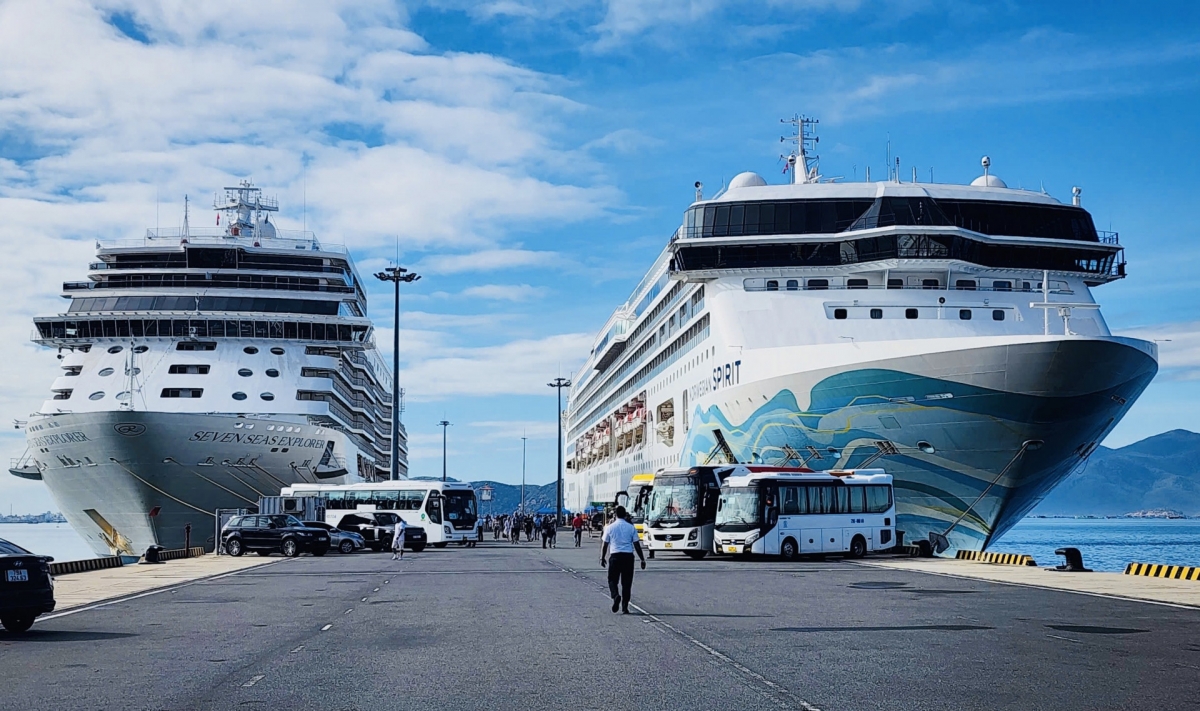 Two cruise ships bring nearly 2,900 foreign tourists to Khanh Hoa